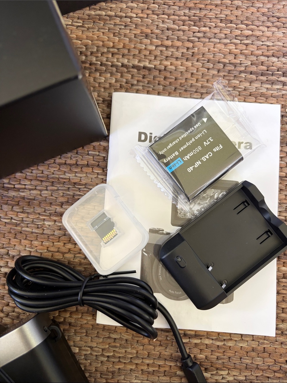 Digital Camera 4K Ultra HD - Black and Silver - Picture 3 of 7